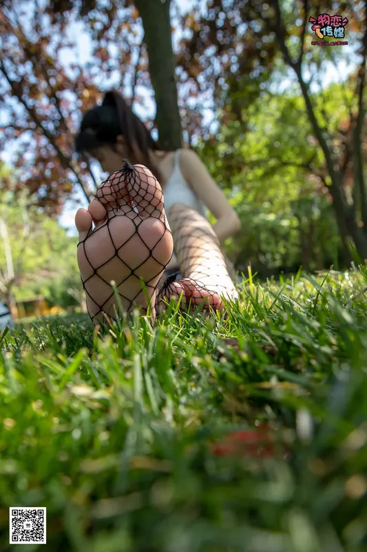 第26期: 白T恤搭配黑色渔网袜，清纯与性感的激情碰撞 - 物恋传媒